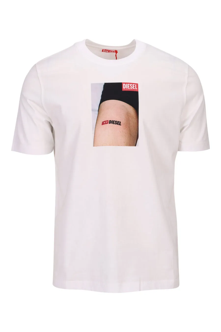 Camiseta blanca con estampado tatuaje 