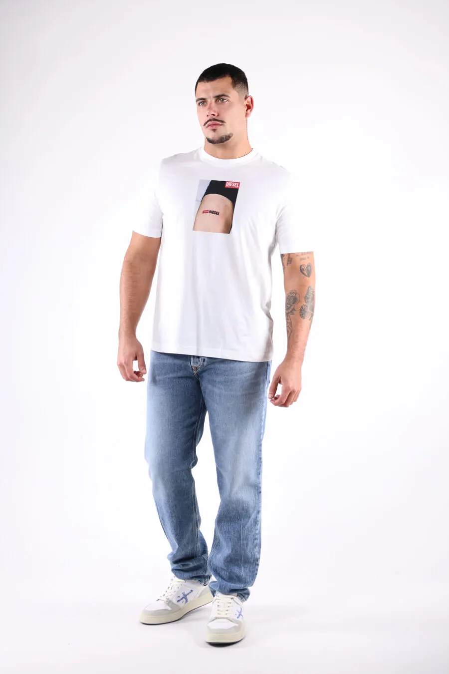 Camiseta blanca con estampado tatuaje 