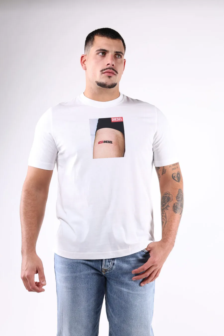 Camiseta blanca con estampado tatuaje 