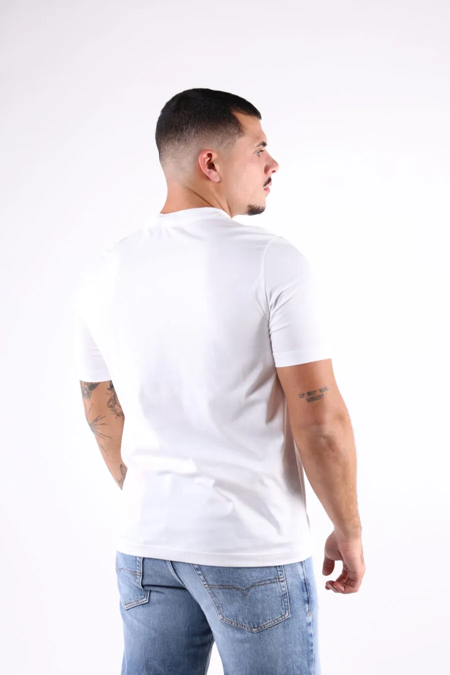 Camiseta blanca con estampado tatuaje 