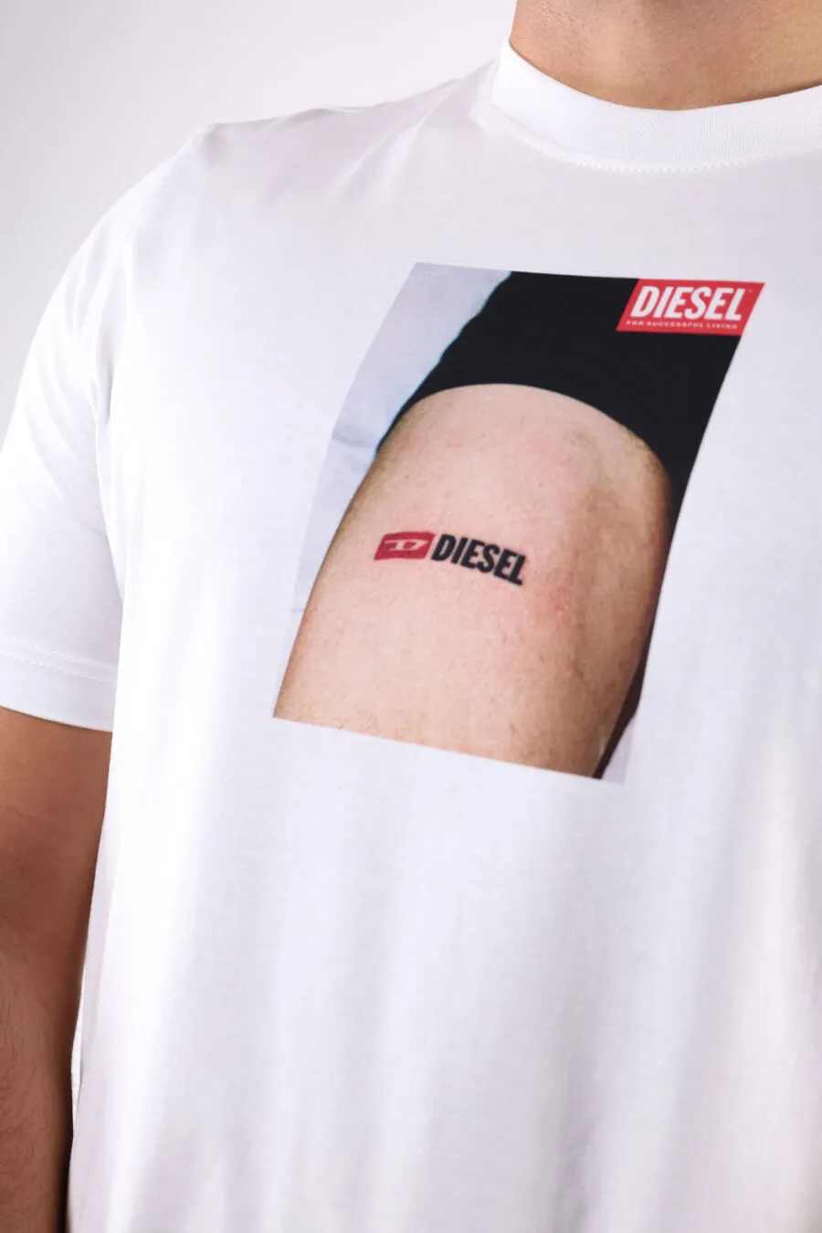 Camiseta blanca con estampado tatuaje 