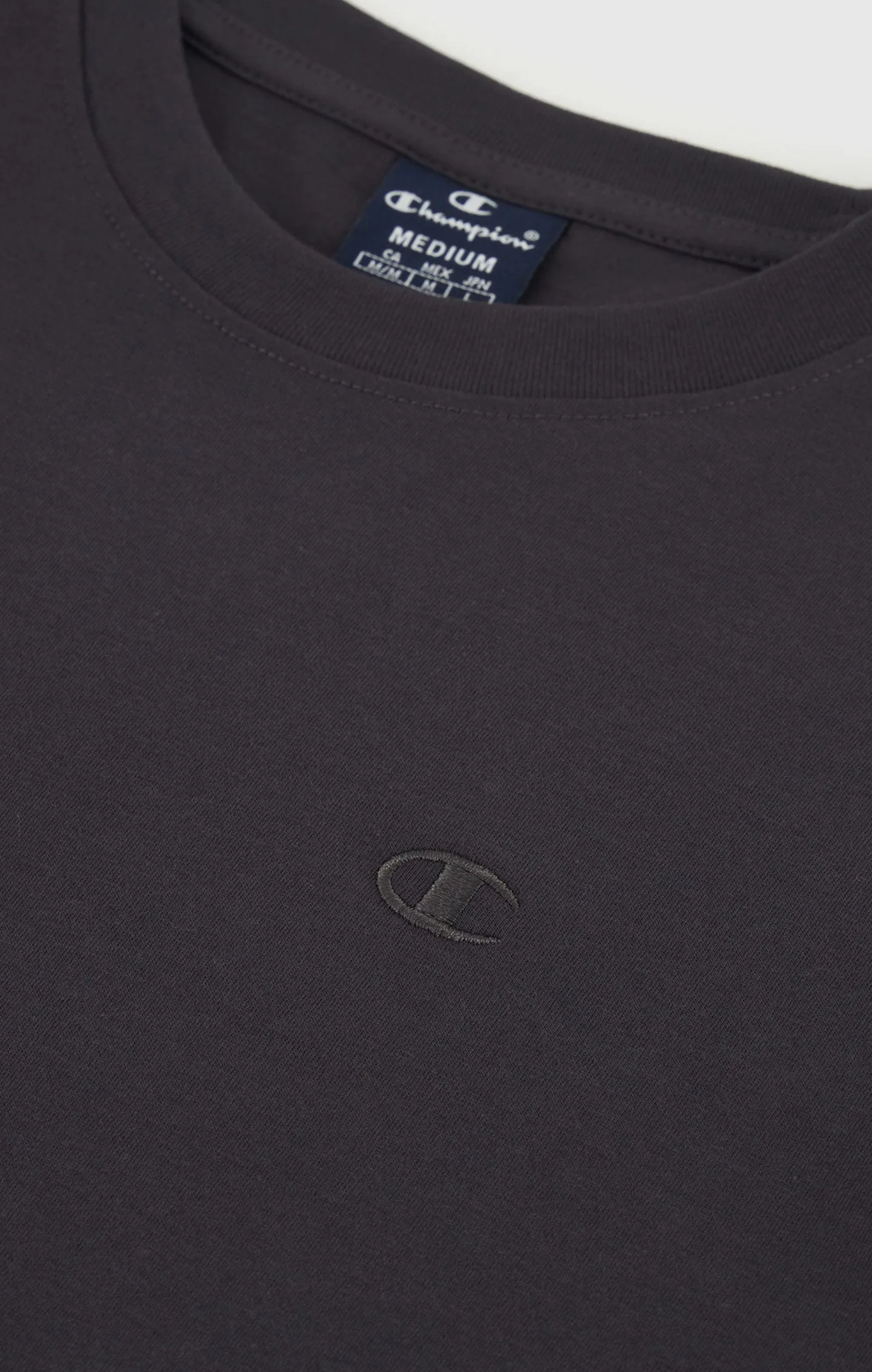 Camiseta de cuello redondo con logotipo a tono