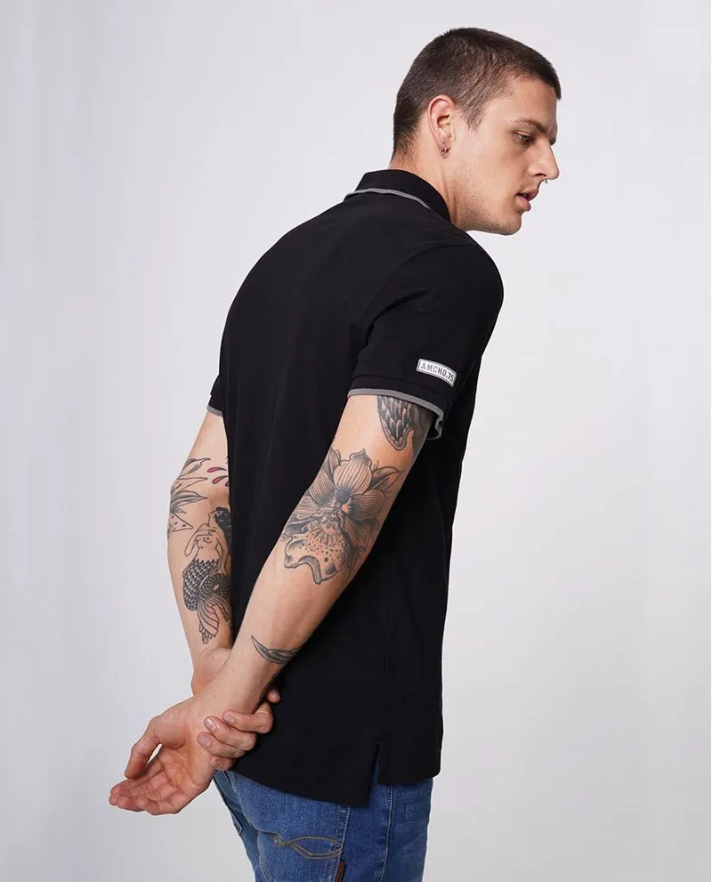Camiseta tipo polo con líneas en contraste para hombre