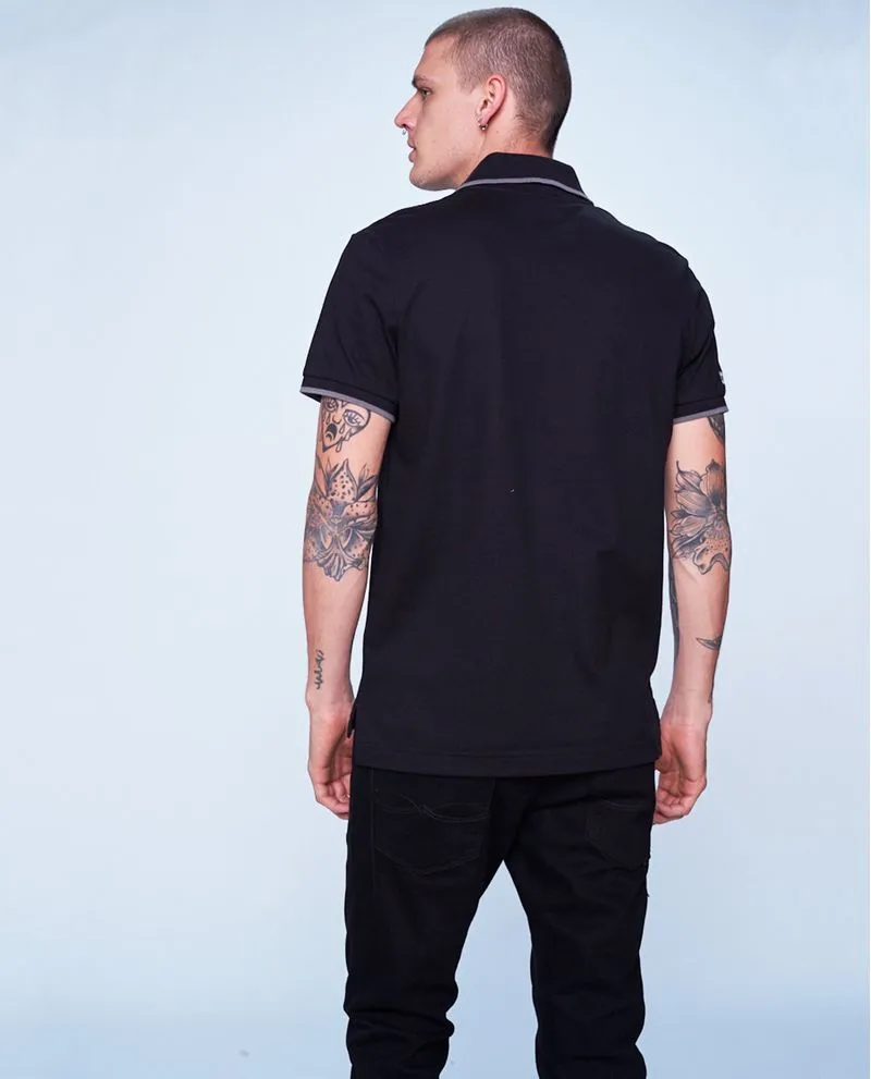 Camiseta tipo polo con líneas en contraste para hombre