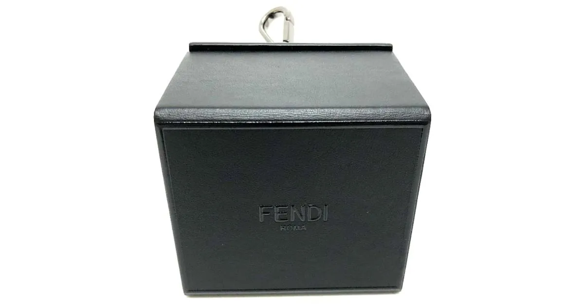Fendi 7AR894 Llavero de cuero Negro 