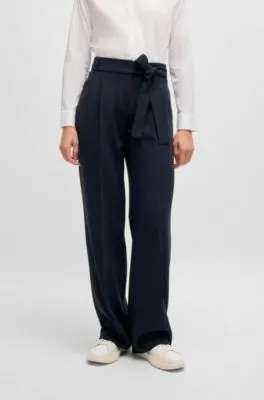 Pantalones relaxed fit en crepé japonés resistente a las arrugas