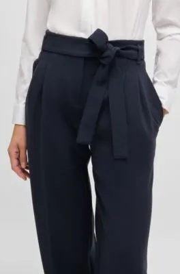 Pantalones relaxed fit en crepé japonés resistente a las arrugas