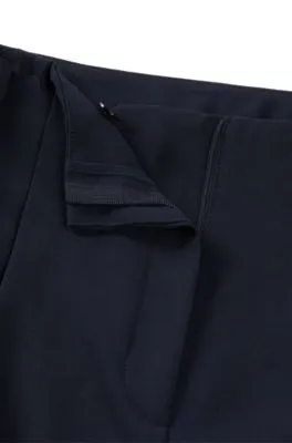 Pantalones relaxed fit en crepé japonés resistente a las arrugas
