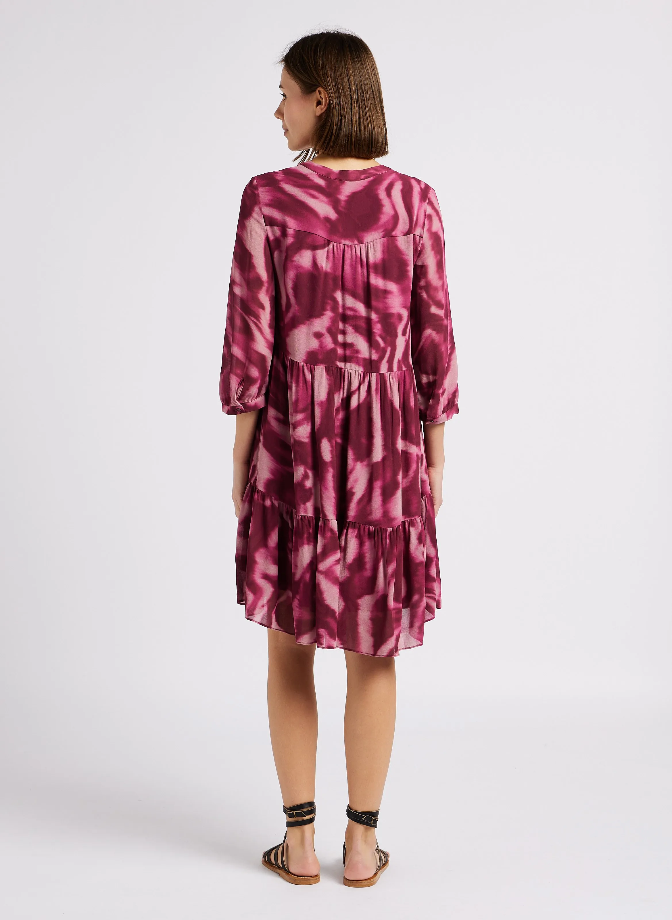 RAMIRA  VESTIDO CORTO, HOLGADO Y ESTAMPADO CON CUELLO DE PICO EN ROSA