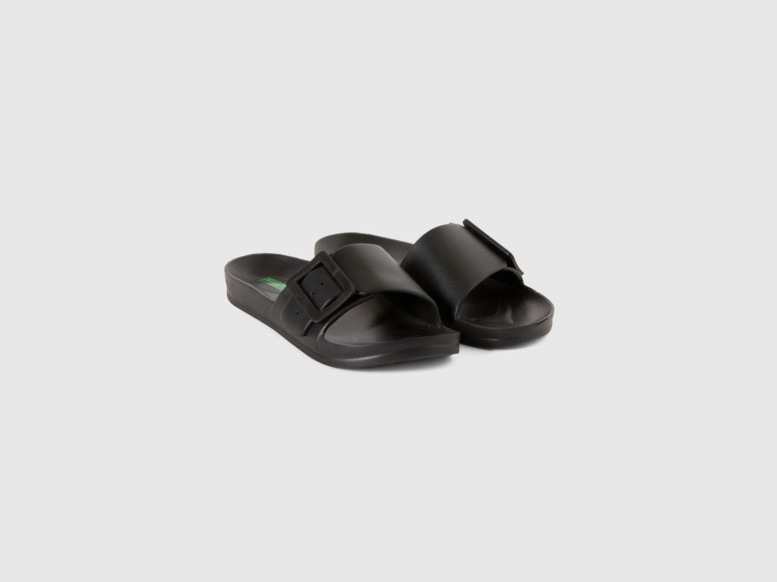 Zapatillas con tira y pulsera